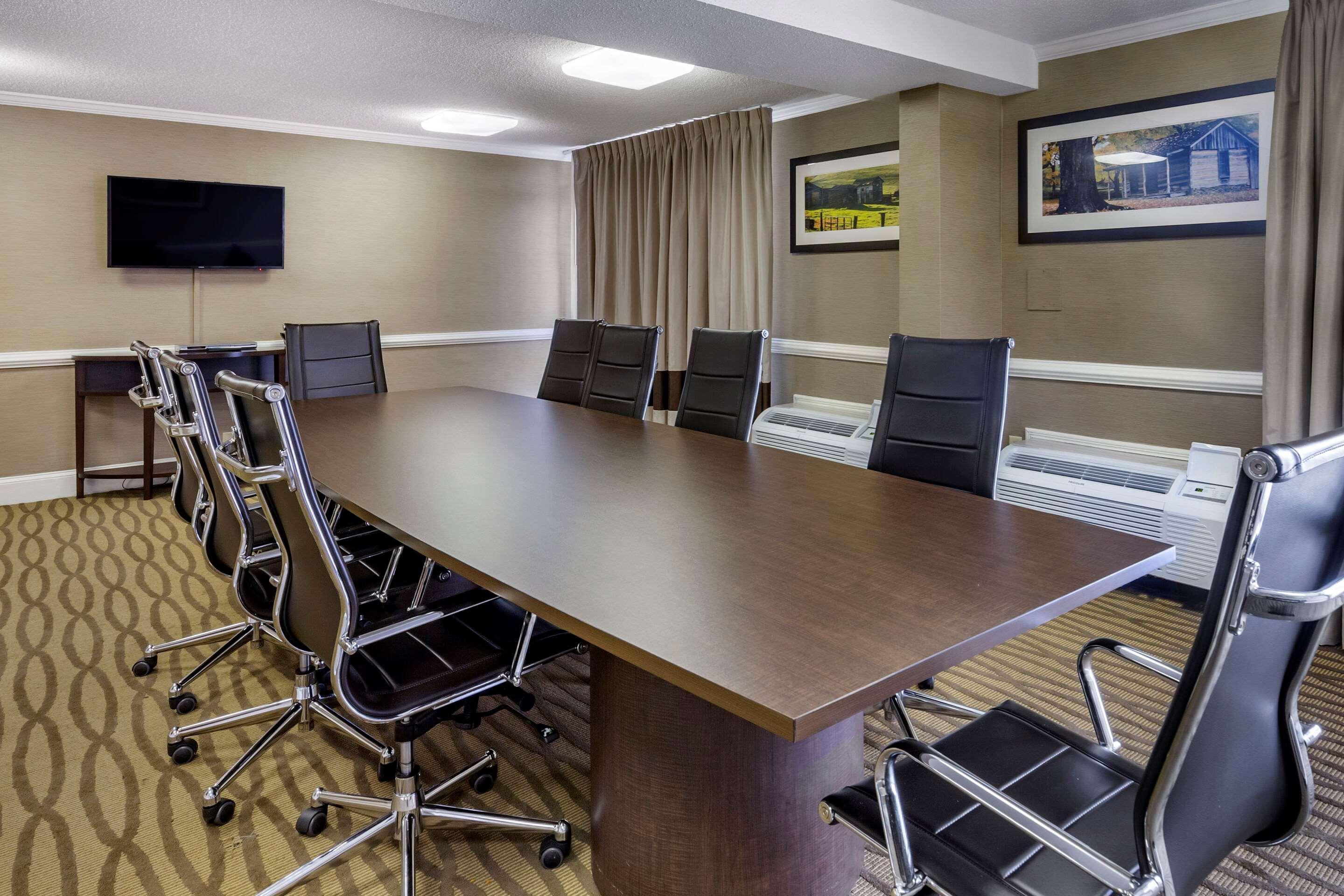 Hotel Comfort Inn&suites Near Mall 3*